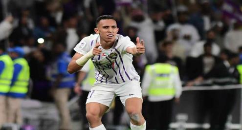 "خرج على نقالة إلى المستشفى".. إصابة سفيان رحيمي مع العين بالدوري الإماراتي (فيديو)